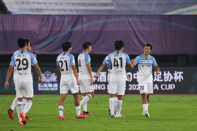最终罗马主场3-1击败乌迪内斯，升至积分榜第五位，距离前四仅有3分差距。